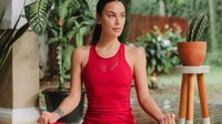 Check out my yoga work-out! Jangan lupa juga untuk selalu menjaga kesehatan dengan rutin melakukan medical check-up, ujar Sophia Latjuba. (Foto: Instagram @sophia_latjuba88).