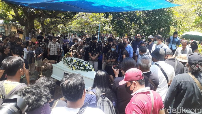Suasana pemakaman PNS Bapenda Semarang Paulus Iwan Boedu Prasetyo di TPU Salaman Mloyo, Semarang, Kamis (22/9/2022).
