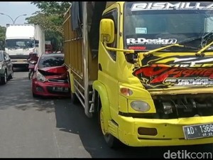 Gegara Truk Berhenti Mendadak, 5 Kendaraan Tabrakan Beruntun di Lamongan