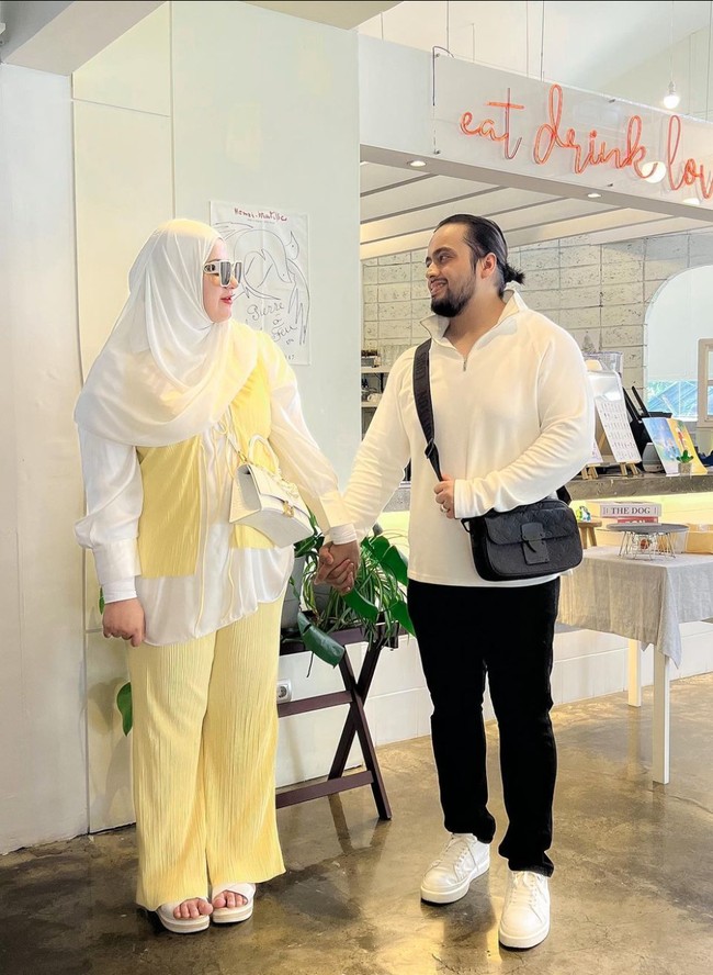 Melalui salah satu video di akun YouTubenya Tasyi bersama suaminya, Syech Zaki membuka fakta dan fitnah yang diterimanya. Syech mengatakan jika fitnah untuk istrinya itu bahkan sampai tersebar ke teman-teman influencer dan brand-brand. Foto: Instagram/@tasyiiathasyia