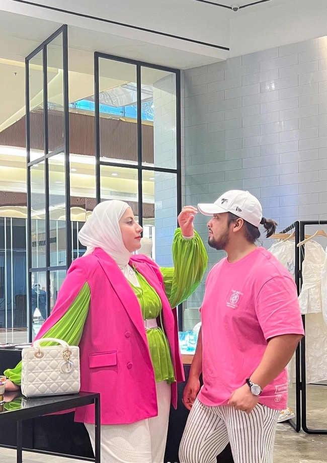 Syech dan Tasyi mengatakan bahwa selain para haters yang menggiring opini untuk menjelekkan Tasyi, di belakangnya juga ada pihak keluarga yang turut andil dengan niat untuk menghancurkan keduanya (Tasyi dan Syech). Keduanya kemudian membongkar dan menyebut Tasya Farasya sebagai salah satu pelaku yang membuat akun haters yang ditujukan untuk Tasyi. Foto: Instagram/@tasyiiathasyia