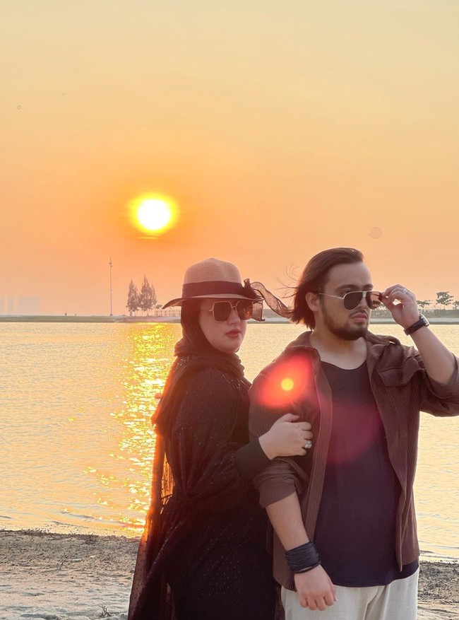 Ada pihak keluarga yang mengatakan Tasyi tolong sabar, tapi ada satu hal yang harus saya ungkapkan ke kamu dan setelah ini saya akan menunjukkan keberpihakan saya ke kamu. Ada satu akun yang menghina kamu parah banget sampai aku aja benci sama itu aku, lalu aku mau DM, aku mau ingatkan dia. Rupanya begitu aku buka akunnya mau aku DM, di situ terlihatlah chattingan aku sama Tasya. Ternyata akun yang aku mau DM itu akun fake milik Tasya, terang Syech. Foto: Instagram/@tasyiiathasyia