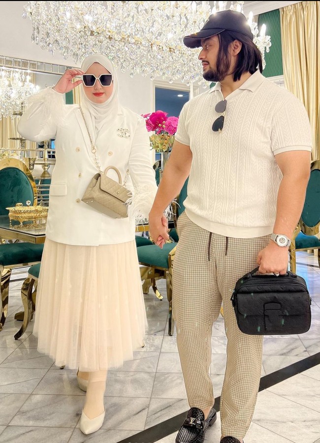 Tasya Farasya sendiri selama ini terlihat lebih memilih diam. Namun Tasyi dan Syech menduga jika diamnya Tasya itu hanya pura-pura, seperti sedang bermain peran agar tetap terlihat elegan. Kalau memang dia benar-benar diam harusnya ketika timnya ikut campur dia stop dong. Eh kamu jangan upload seperti itu, kita itu yang bagus diam, kita itu yang elegant, diam. Tapi kalau dia dibiarkan di sana, Sudahlah kalau tim saya yang bersuara, nama saya tetap elegan. Kalau mama yang bersuara, saya berteriak di belakang, nama saya tetap elegan. Ini yang berbahaya. Kita berdua sampai takut oh ngeri juga ya, terang Syech. Foto: Instagram/@tasyiiathasyia