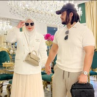 Tasya Farasya sendiri selama ini terlihat lebih memilih diam. Namun Tasyi dan Syech menduga jika diamnya Tasya itu hanya pura-pura, seperti sedang bermain peran agar tetap terlihat elegan. Kalau memang dia benar-benar diam harusnya ketika timnya ikut campur dia stop dong. Eh kamu jangan upload seperti itu, kita itu yang bagus diam, kita itu yang elegant, diam. Tapi kalau dia dibiarkan di sana, Sudahlah kalau tim saya yang bersuara, nama saya tetap elegan. Kalau mama yang bersuara, saya berteriak di belakang, nama saya tetap elegan. Ini yang berbahaya. Kita berdua sampai takut oh ngeri juga ya, terang Syech. Foto: Instagram/@tasyiiathasyia