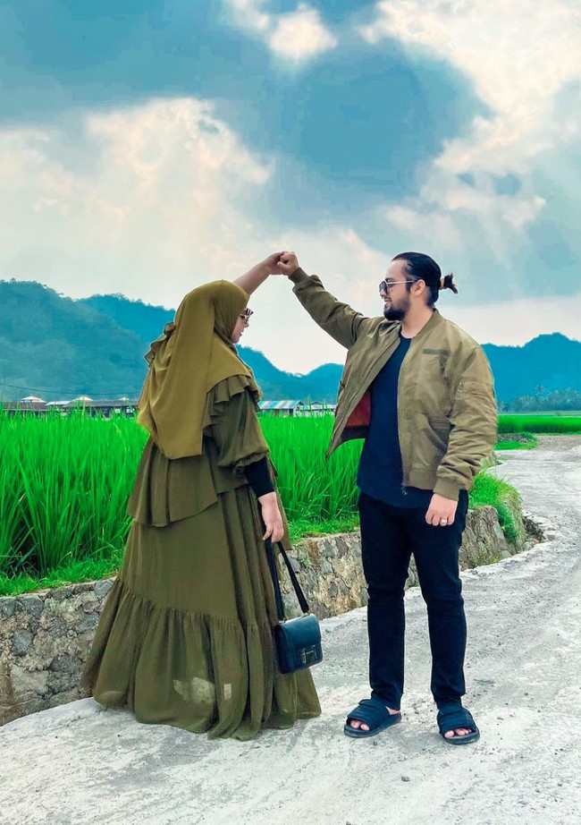 Tak sampai di situ saja, Tasyi mengatakan jika manager Tasya pun sempat mengunggah video yang seakan-akan menghina Tasyi. Tasyi dan Syech juga menuding jika manager Tasya menghasut seluruh tim Tasya untuk menggiring opini seolah-olah Tasyi lah yang salah. Managernya Tasya itu upload video yang seakan-akan menghina aku sebagai seekor gagak yang sedang mau mengganggu elang yang sedang terbang. Dan nggak hanya sampai situ, managernya itu menyuruh seluruh full teamnya Tasya untuk penggiringan opini seakan-akan Tasya memang elang diam yang sabar dan tidak melakukan apa-apa di belakang layar dan aku nih seekor gagak yang mau menghancurkan seekor elang, jelas Tasyi. Foto: Instagram/@tasyiiathasyia