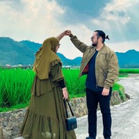 Tak sampai di situ saja, Tasyi mengatakan jika manager Tasya pun sempat mengunggah video yang seakan-akan menghina Tasyi. Tasyi dan Syech juga menuding jika manager Tasya menghasut seluruh tim Tasya untuk menggiring opini seolah-olah Tasyi lah yang salah. Managernya Tasya itu upload video yang seakan-akan menghina aku sebagai seekor gagak yang sedang mau mengganggu elang yang sedang terbang. Dan nggak hanya sampai situ, managernya itu menyuruh seluruh full teamnya Tasya untuk penggiringan opini seakan-akan Tasya memang elang diam yang sabar dan tidak melakukan apa-apa di belakang layar dan aku nih seekor gagak yang mau menghancurkan seekor elang, jelas Tasyi. Foto: Instagram/@tasyiiathasyia