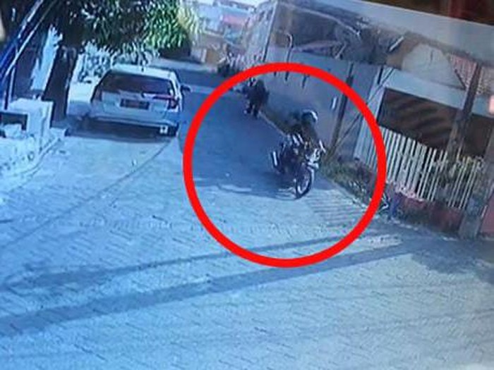 Terduga pelaku begal payudara di Ketintang Surabaya yang terekam CCTV