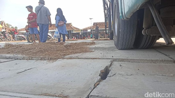 Beberapa penampakan beton dan box calvert yang baru di bangun di Terminal Gubug, Grobogan yang rusak parah.