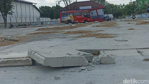 Beberapa penampakan beton dan box calvert yang baru di bangun di Terminal Gubug, Grobogan yang rusak parah.