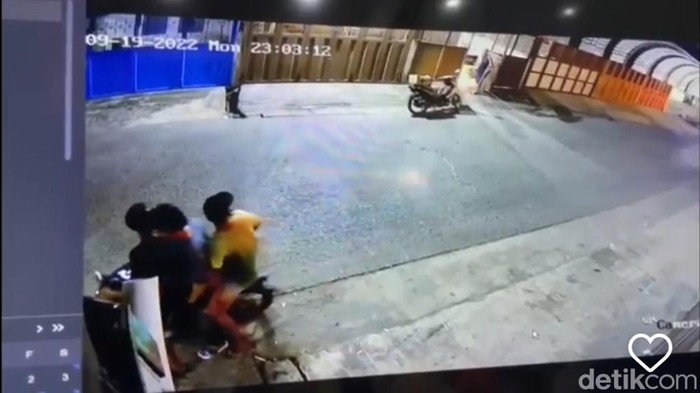 Tiga pemuda yang bawa sajam kabur ditantang kakek penjual bihun.