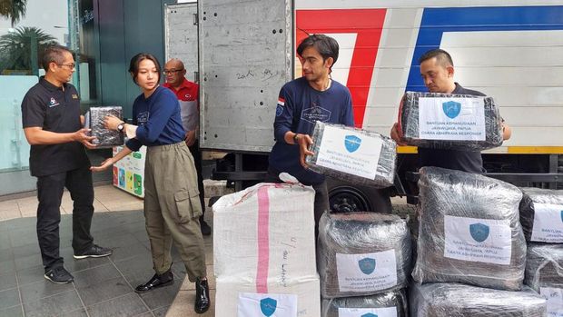 Tim berbuatbaik.id bersama dengan JNE bergerak mendukung penyaluran donasi oleh komunitas relawan Cakra Abhipraya menuju Papua. Ini ceritanya.