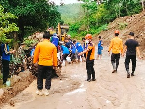 Alat Berat Bersihkan Material Longsor yang Tutup Akses Jalan di Parepare