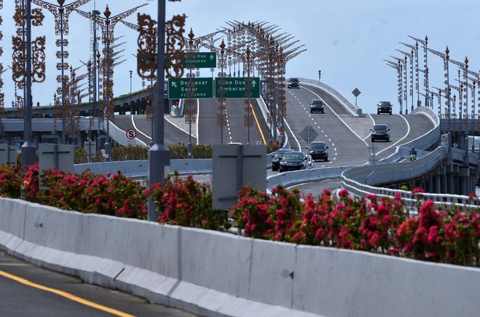 Tol Bali Mandara dipercantik menjelang acara KTT G20. Tol ini akan dilalui oleh tamu KTT G20 nantinya.