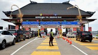 Dengan konsep tersebut maka pengendara yang melintasi jalan tol atas air ini akan disajikan oleh panorama laut yang indah. Serta pemandangan arsitektur dan ornamen budaya khas Bali. (ANTARA FOTO/Fikri Yusuf)