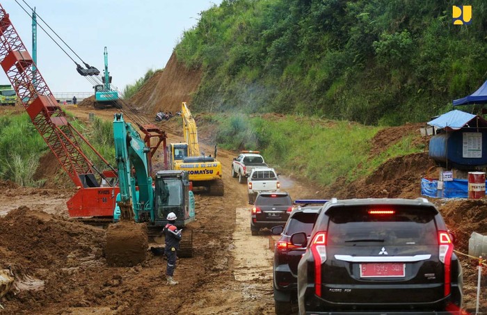 Menteri Menteri Pekerjaan Umum dan Perumahan Rakyat (PUPR) Basuki Hadimuljono melanjutkan kunjungan kerja di Jawa Barat dengan meninjau progres pembangunan Jalan Tol Bogor ' Ciawi-Sukabumi (Bocimi). Saat ini tengah memasuki pengerjaan Seksi 2 ruas Cigombong - Cibadak sepanjang 11,9 km dengan progres konstruksi 86% dan ditargetkan selesai pada Desember 2022.