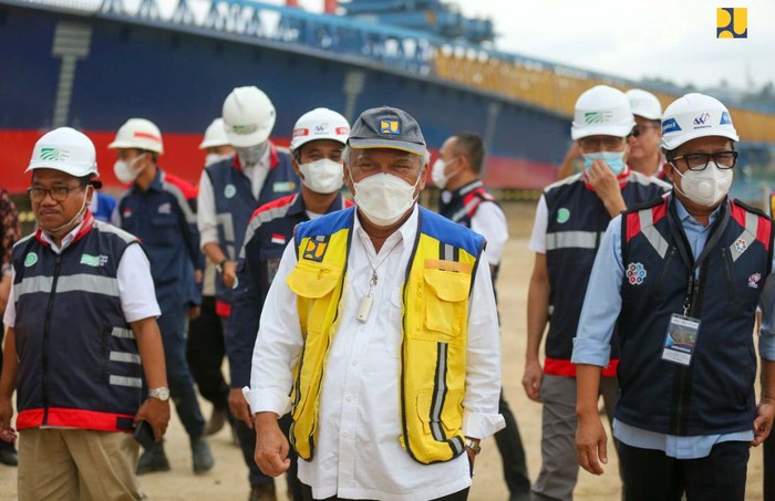 Menteri Menteri Pekerjaan Umum dan Perumahan Rakyat (PUPR) Basuki Hadimuljono melanjutkan kunjungan kerja di Jawa Barat dengan meninjau progres pembangunan Jalan Tol Bogor ' Ciawi-Sukabumi (Bocimi). Saat ini tengah memasuki pengerjaan Seksi 2 ruas Cigombong - Cibadak sepanjang 11,9 km dengan progres konstruksi 86% dan ditargetkan selesai pada Desember 2022.