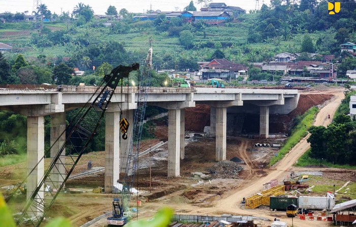 Menteri Menteri Pekerjaan Umum dan Perumahan Rakyat (PUPR) Basuki Hadimuljono melanjutkan kunjungan kerja di Jawa Barat dengan meninjau progres pembangunan Jalan Tol Bogor ' Ciawi-Sukabumi (Bocimi). Saat ini tengah memasuki pengerjaan Seksi 2 ruas Cigombong - Cibadak sepanjang 11,9 km dengan progres konstruksi 86% dan ditargetkan selesai pada Desember 2022.