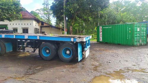 Truk kontainer yang terlepas di Jalan Denpasar Gilimanuk, Desa Banyubiru, Kecamatan Negara,  Jembrana Bali, Kamis (22/9/2022).