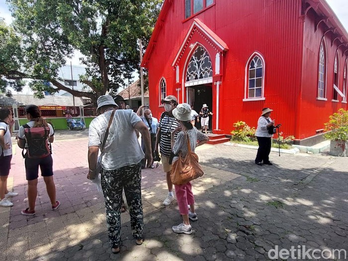 turis prancis serbu kota probolinggo