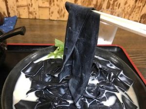 Slurpp! Udon Hitam Mirip Sabuk Karate Ini Dipadu Kuah Kari