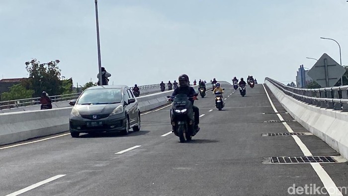 uji coba hari pertama flyover Kopo Bandung.
