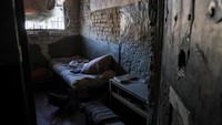 Penampakan ruang bawah tanah kantor polisi, yang digunakan oleh prajurit Rusia sebagai tempat penahanan untuk menjaga penduduk lokal dan prajurit Ukraina, saat serangan Rusia ke Ukraina berlanjut, di kota Izium. (REUTERS/Gleb Garanich)