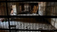 Penampakan ruang bawah tanah sebuah bangunan, yang menurut pihak berwenang Ukraina adalah penjara darurat Rusia dan ruang penyiksaan selama invasi Rusia di desa Kozacha Lopan, di wilayah Kharkiv, Ukraina, Minggu, (18/9/2022).