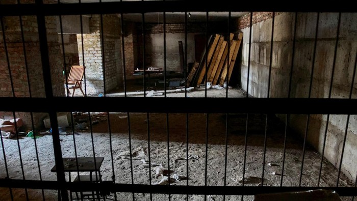 An interior view shows a basement of a building, which Ukrainian authorities say was a makeshift Russian prison and torture chamber during Russia's invasion in the village of Kozacha Lopan, in Kharkiv region, Ukraine September 18, 2022.  REUTERS/Viktoriia Yakymenko