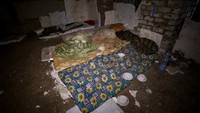 Kantor Jaksa Regional Kharkiv juga merilis foto-foto yang menunjukkan ruang penyiksaan yang dimaksud, juga perangkat yang digunakan penjajah untuk menyiksa warga sipil.