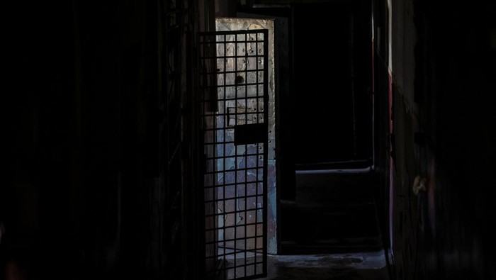 Ukraina Temukan Bekas Ruang Penyiksaan Rusia di Kharkiv, Ini Foto-fotonya A view of the basement of a police office, used by Russian servicemen as a detention place to keep local residents and Ukrainian servicemen, as Russia's attack on Ukraine continues, in the town of Izium, recently liberated by Ukrainian Armed Forces, in Kharkiv region, Ukraine September 19, 2022. REUTERS/Gleb Garanich