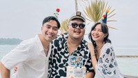 Ketika salah satu teman mereka ulang tahun di Bali, tak lupa pasangan yang sering disebut ‘kocak’ ini merayakan ulang tahun temannya dengan memberi kue. Foto: Instagram @vidialdiano/@sheiladaisha