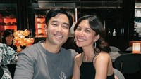 Vidi dan Sheila pun nampak menyisihkan waktu romantis berdua. Seperti ini ketika keduanya makan di sebuah restoran. Makan apa ya mereka? Foto: Instagram @vidialdiano/@sheiladaisha