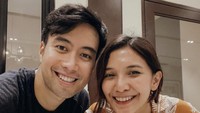 Pacara di rumah saja, Vidi dan Sheila pun memilih untuk membuat kue. Kue yang dibuatnya berupa kue pisang yang terlihat lezat nih. Foto: Instagram @vidialdiano/@sheiladaisha