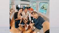 Vidi Aldiano juga sering pergi sendiri tanpa istrinya nih. Seperti ini ketika vidi asik makan pop mie di kapal bersama teman-temannya. Foto: Instagram @vidialdiano/@sheiladaisha