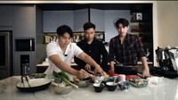 Vidi pun pernah mencoba masak-masak loh. Vidi kebagian tugas potong bahan makanan nih. Foto: Instagram @vidialdiano/@sheiladaisha