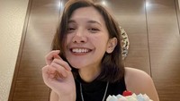 Sheila Dara juga suka menikmati momen sendiri. Kali ini wanita cantik itu sedang berpose di depan kue yang indah. Foto: Instagram @vidialdiano/@sheiladaisha