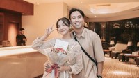 Vidi Aldiano dan Sheila Dara kini telah menjalankan usia pernikahan mereka yang ke 8 bulan. Sejak masih pacarana pun, kedua selebriti ini terlihat sering membagikan momen makan bersama. Foto: Instagram @vidialdiano/@sheiladaisha