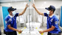 Toilet rutin dibersihkan untuk memberikan kenyamanan calon penumpang kapal.