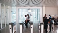 Terlihat fasilitas seperti tempat parkir yang rapi dan sistem gate in di pintu masuk.
