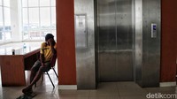 Pelabuhan Kali Adem juga dilengkapi dengan lift.