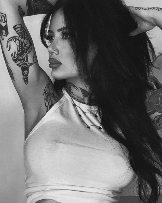 Dalam berbagai tangkapan layar percakapan mereka, sosok yang diduga Adam Levine mengaku jika ia terobsesi dengan Maryka. Wanita seksi itu sendiri mengingatkan bahwa sang vokalis sudah menikah. Tapi Adam menyebut bahwa pernikahannya dengan Behati Prinsloo kala itu dalam kondisi rumit. Tapi kepada Maryka, Adam mengaku akan punya bayi lelaki yang ingin diberi nama Zea.Foto: Instagram