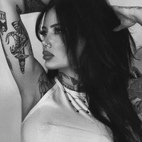 Dalam berbagai tangkapan layar percakapan mereka, sosok yang diduga Adam Levine mengaku jika ia terobsesi dengan Maryka. Wanita seksi itu sendiri mengingatkan bahwa sang vokalis sudah menikah. Tapi Adam menyebut bahwa pernikahannya dengan Behati Prinsloo kala itu dalam kondisi rumit. Tapi kepada Maryka, Adam mengaku akan punya bayi lelaki yang ingin diberi nama Zea.Foto: Instagram