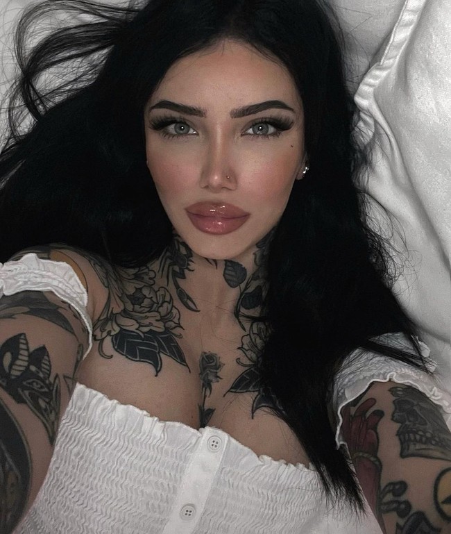 MarykaSetelah pengakuan Sumner Stroh yang viral, beberapa wanita lain buka suara mengenai hal serupa. Kali ini seorang komika cantik bernama Maryka yang juga mendapat pujian dari Adam terkait kemolekan tubuhnya. Diunggah dengan tanda pagar #ExposeAdamLevie, ia bahkan mengaku pernah dikirimi video pribadi. Foto: Instagram