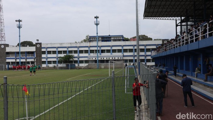 Warga Bandung antusias menyaksikan latihan Timnas Indonesia di Lapang Sidolig.