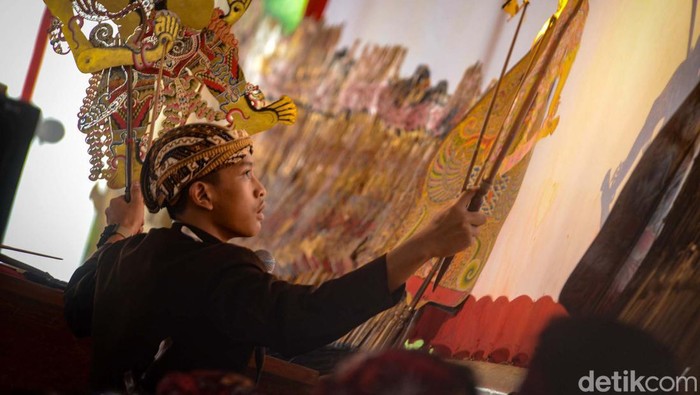 Festival Dalang Anak Nasional resmi dibuka hari ini di Batavia atau kawasan Kota Tua Jakarta. Acara ini menampilkan aksi puluhan dalang cilik.