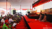 Para dalang cilik berbagi panggung dengan para sinden dan pemusik tradisional. 