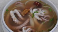  Sannakji ternyata juga bisa dibuat menjadi sup. Meskipun banyak dikritik karena tidak manusiawi, tapi seafood ini juga populer di kalangan pencinta kuliner. Foto: allthatsinteresting.com