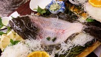 Ini salah satu hidangan seafood yang cukup populer. Berupa ikan yang ternyata kulitnya dikupas dan yang tersisa hanya tulang, kepala, dan ekor saja. Foto: allthatsinteresting.com