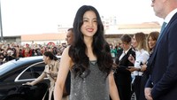 Dalam kesempatan itu, Kim Tae Ri tampil dengan dress pendek gemerlap transparan dengan dalaman hitam. (Foto: Getty Images/Tristan Fewings) 
