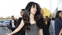 Awalnya serius, ekspresi wajah Kim Tae Ri langsung berubah senyum imut saat dipotret. (Foto: Getty Images/Tristan Fewings) 
